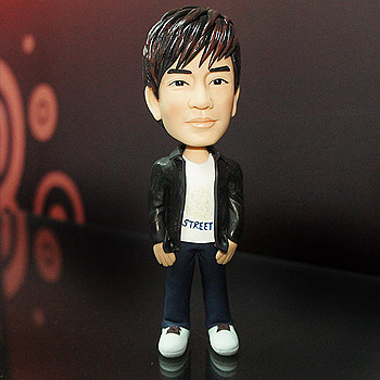 黑外套帥氣男生公仔